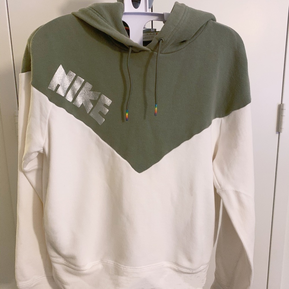 Nike hoodie w/ pockets. Women Size 0-1